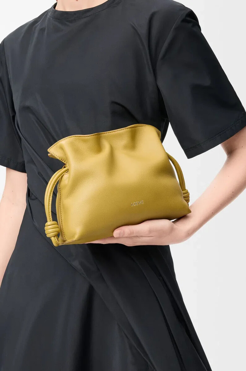 mini clutch flamenco en piel de becerro napa ginger