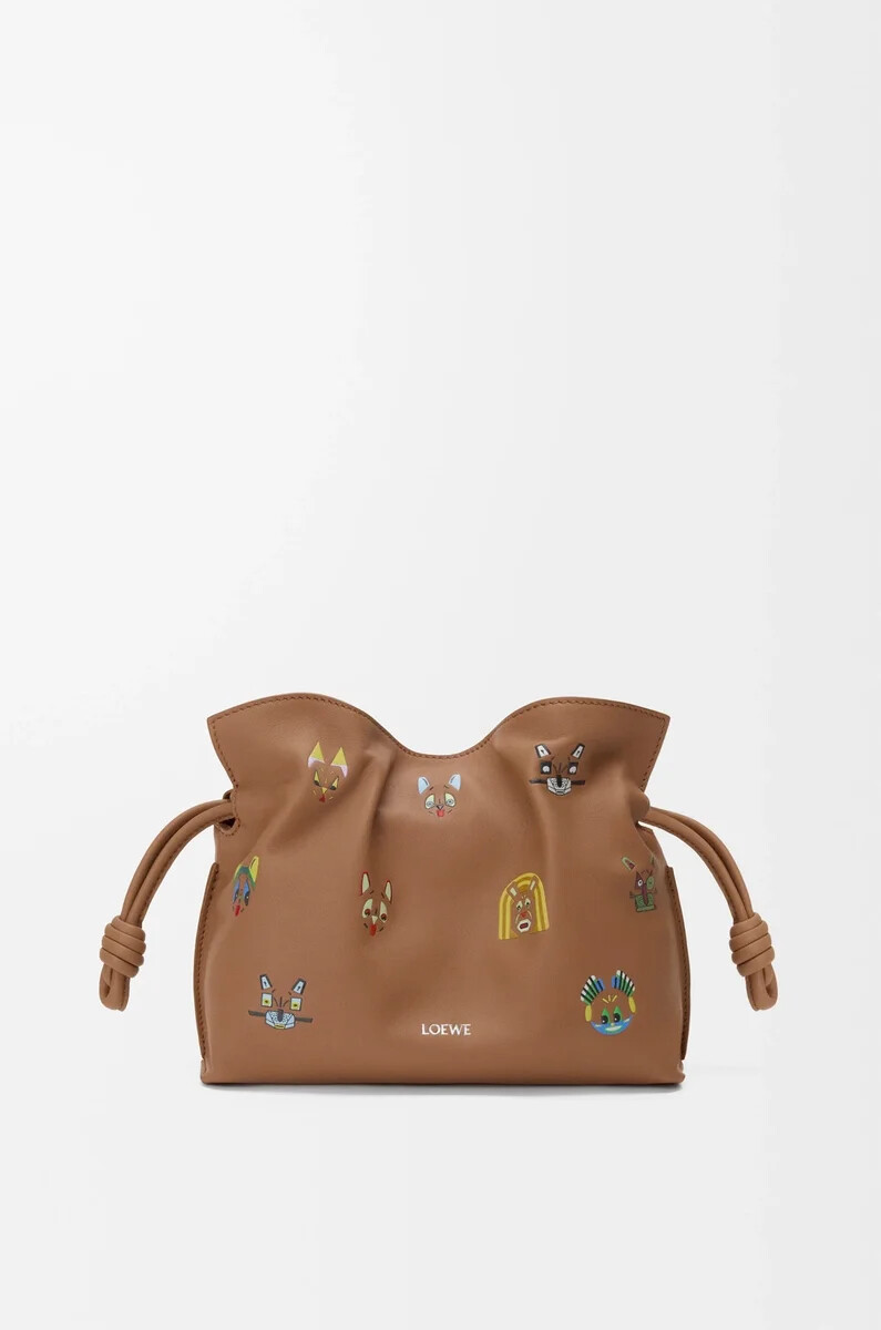 mini bolso de mano flamenco cats en napa de becerro color moca