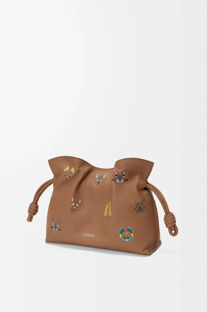 mini bolso de mano flamenco cats en napa de becerro color moca