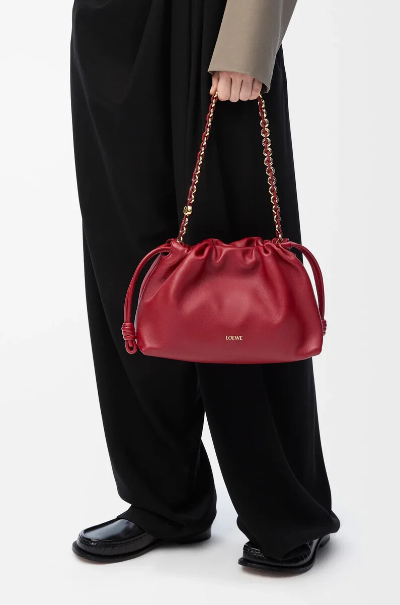 monedero mediano flamenco en suave piel de cordero napa color rojo quemado