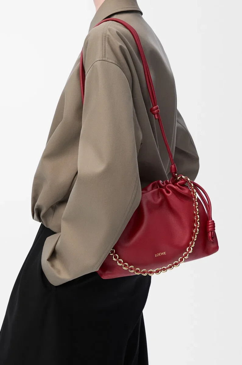 monedero mediano flamenco en suave piel de cordero napa color rojo quemado