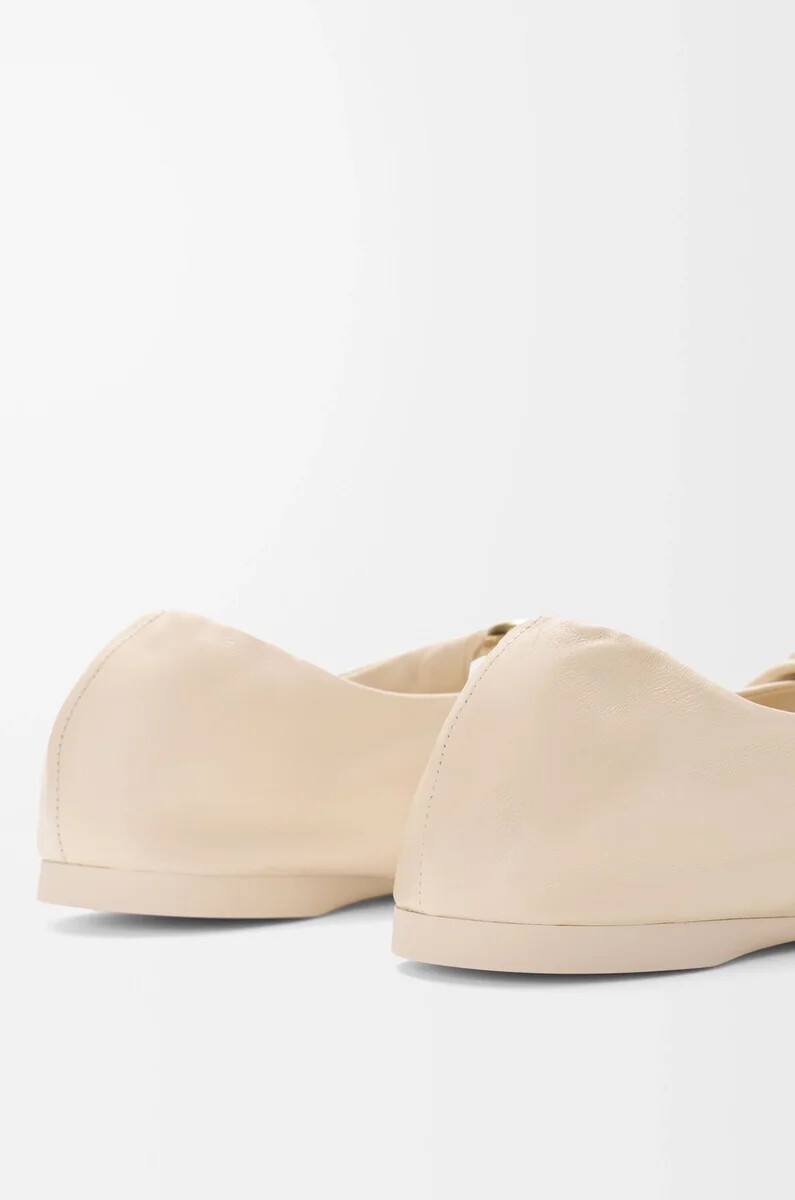 pebble soft bailarina en piel de cordero napa dough