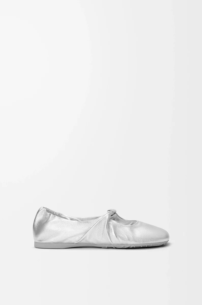 bailarina pebble soft en piel de cordero napa laminada plata