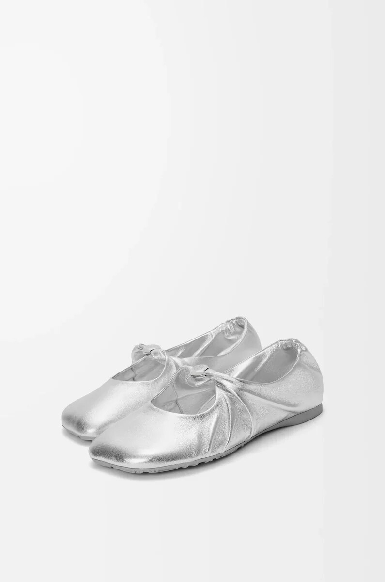 bailarina pebble soft en piel de cordero napa laminada plata