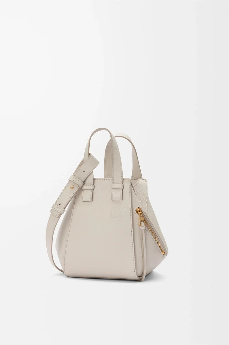 bolsa de hamaca compacta en piel de becerro granulada suave light ghost