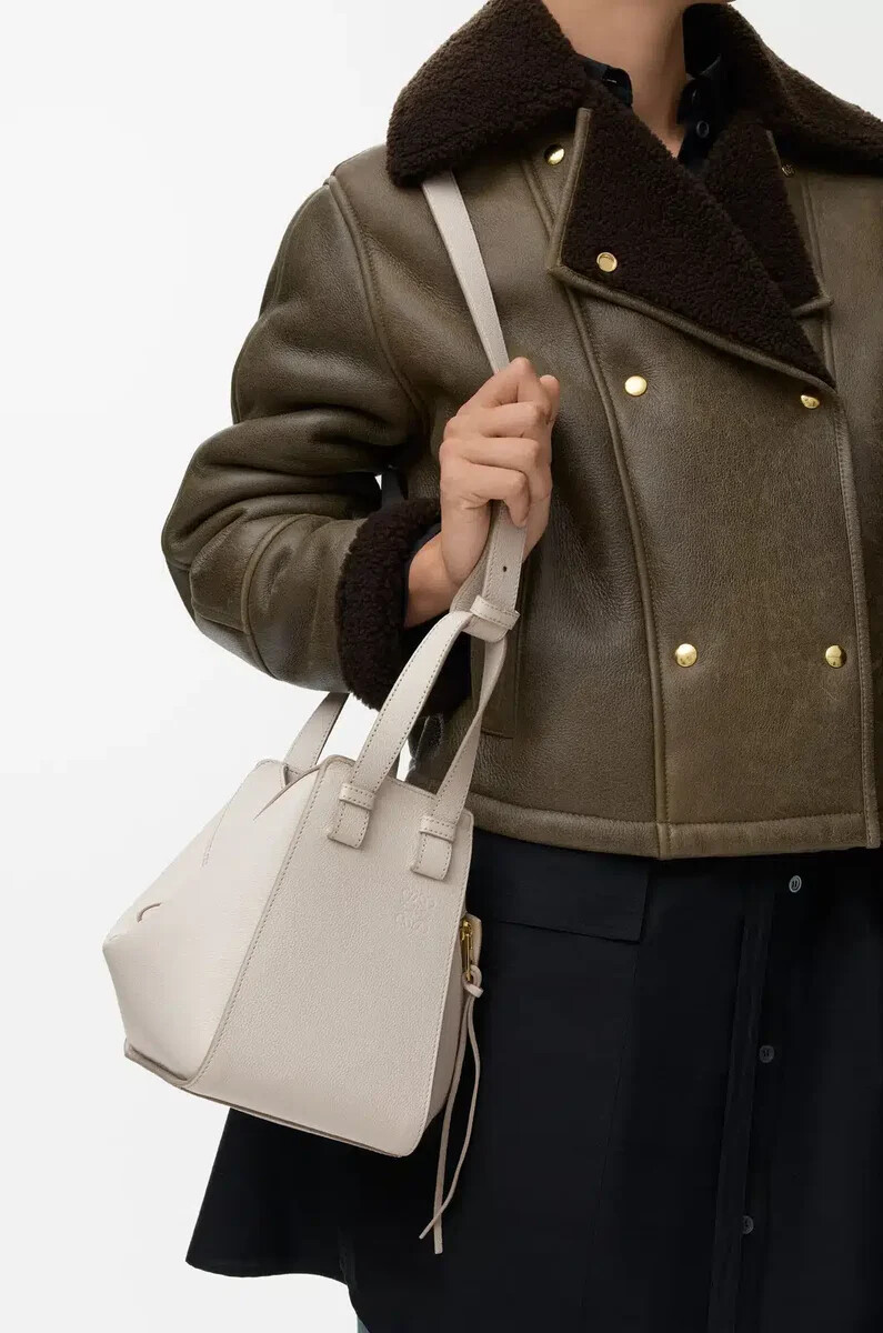 bolsa de hamaca compacta en piel de becerro granulada suave light ghost