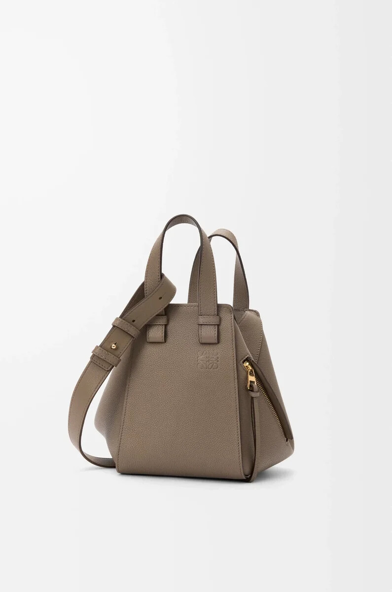 bolsa hamaca compacta en piel de becerro granulada suave color topo