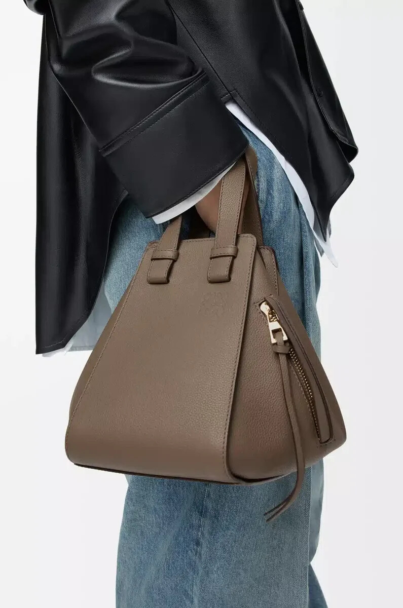 bolsa hamaca compacta en piel de becerro granulada suave color topo