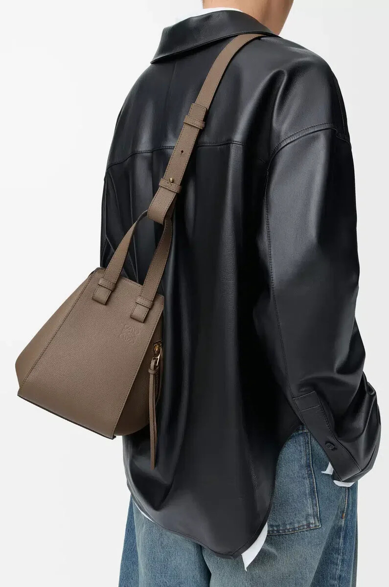 bolsa hamaca compacta en piel de becerro granulada suave color topo