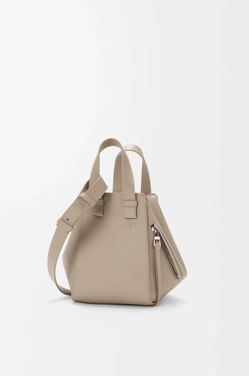 bolsa de hamaca compacta en piel de becerro granulada suave color arcilla
