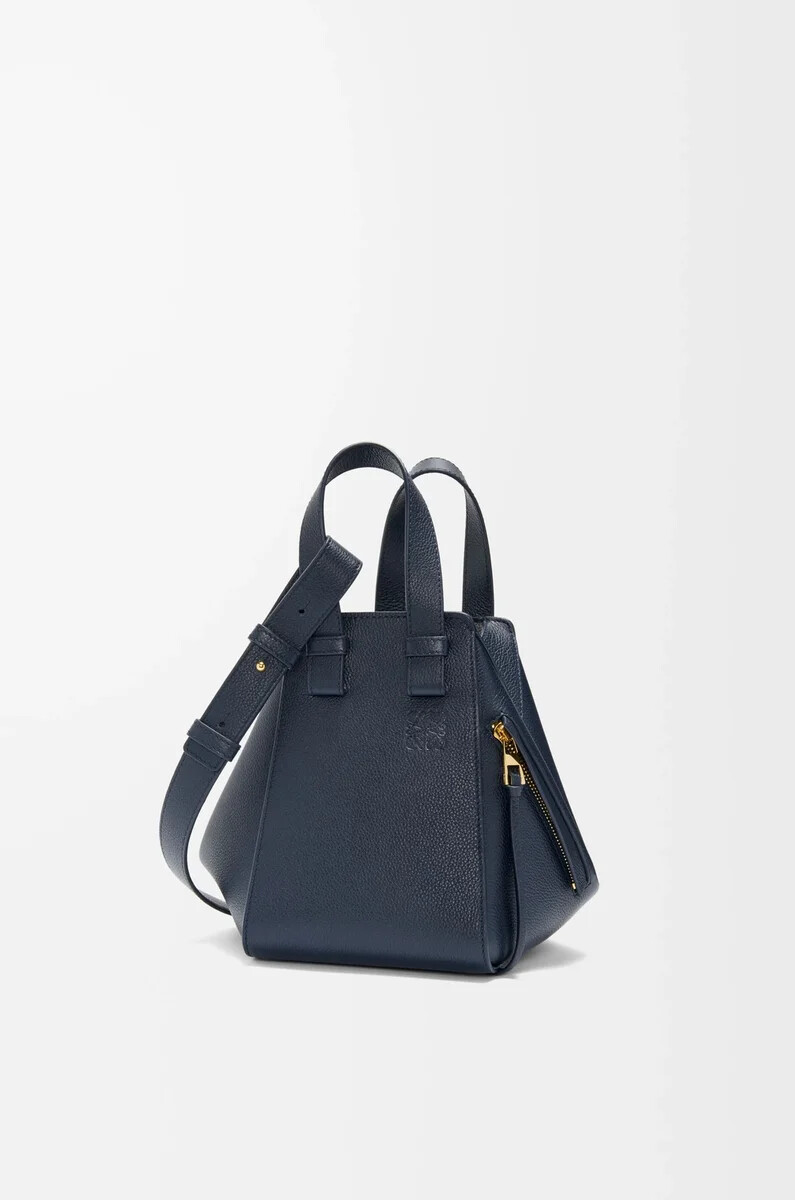 bolsa de hamaca compacta en piel de becerro granulada suave azul marino oscuro