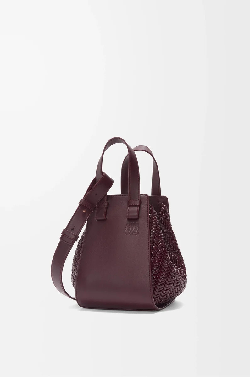 bolsa hamaca compacta de piel de becerro color burdeos oscuro