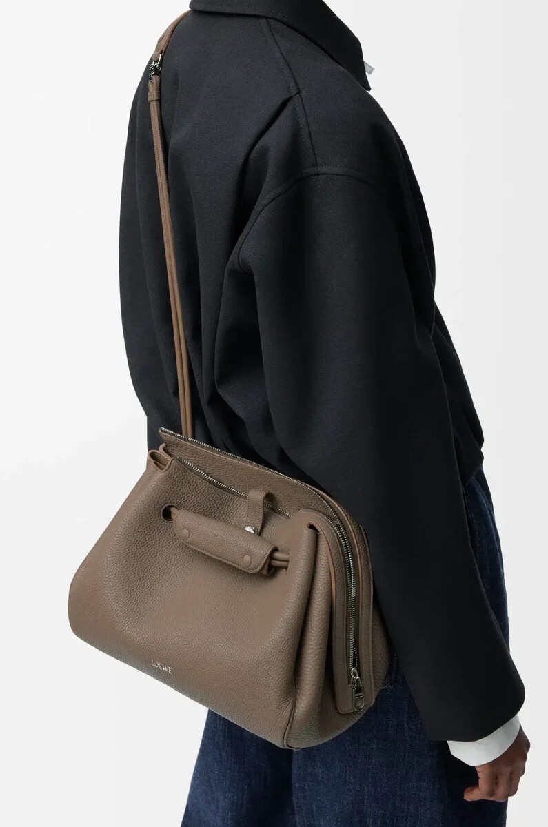 bolso mediano madrid en piel de becerro granulada flexible color topo