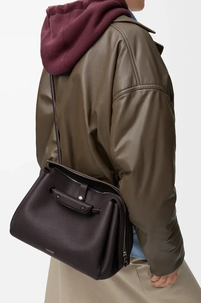 bolso mediano madrid en piel de becerro granulada flexible color ébano oscuro