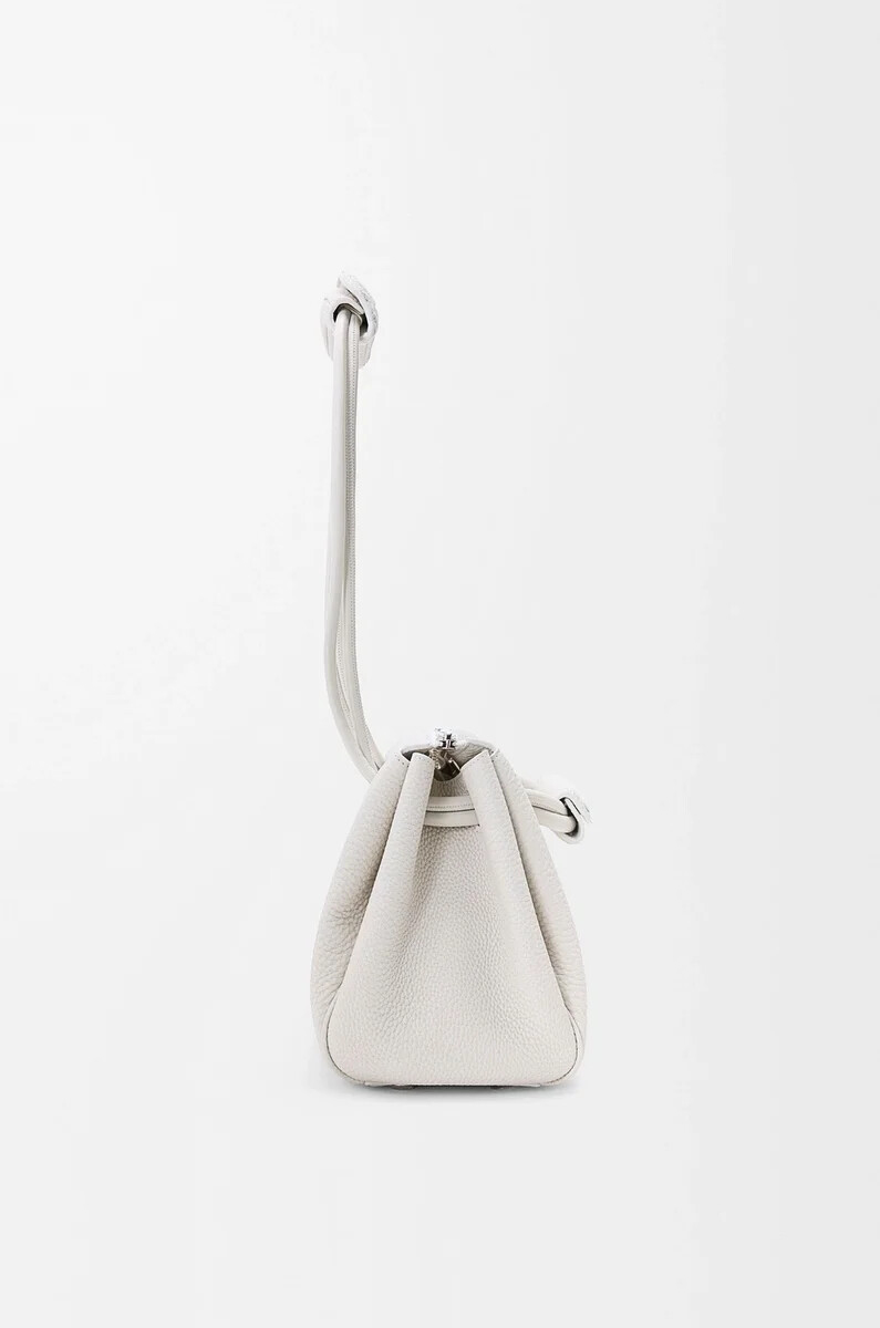 bolso pequeño madrid en piel de becerro granulada flexible soft white