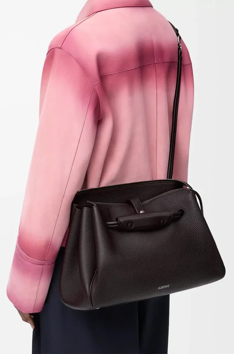 bolso grande madrid en piel de becerro granulada flexible color ébano oscuro