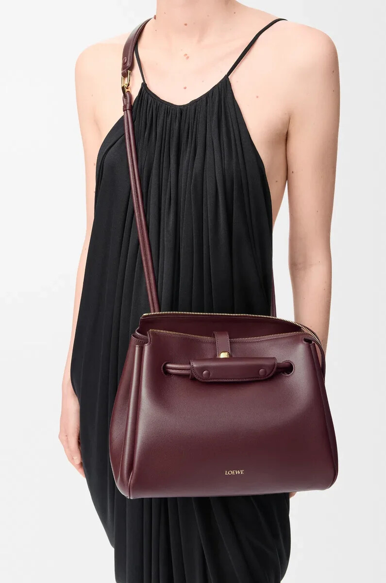 bolso madrid mediano de piel de becerro flexible color burdeos oscuro