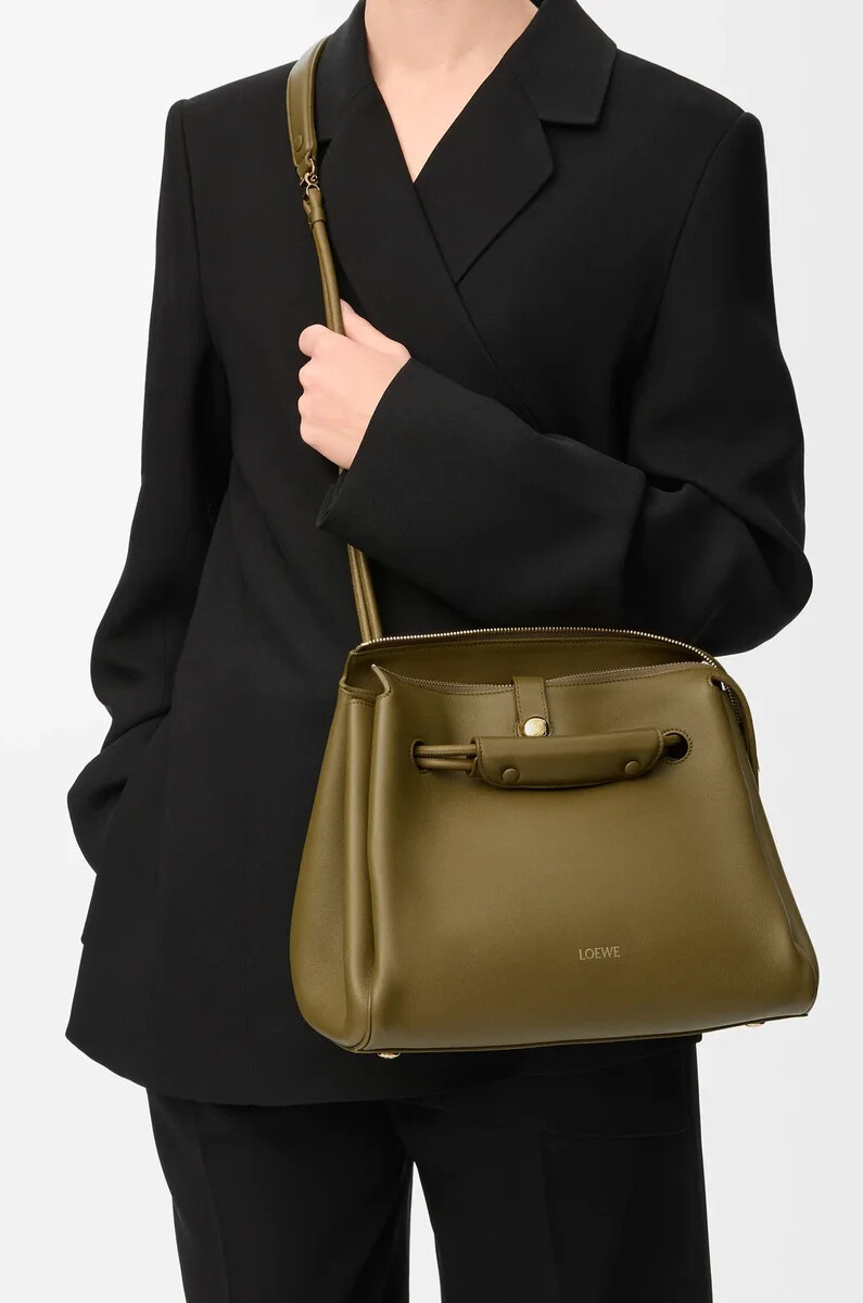 bolso mediano madrid en piel de becerro flexible color oliva