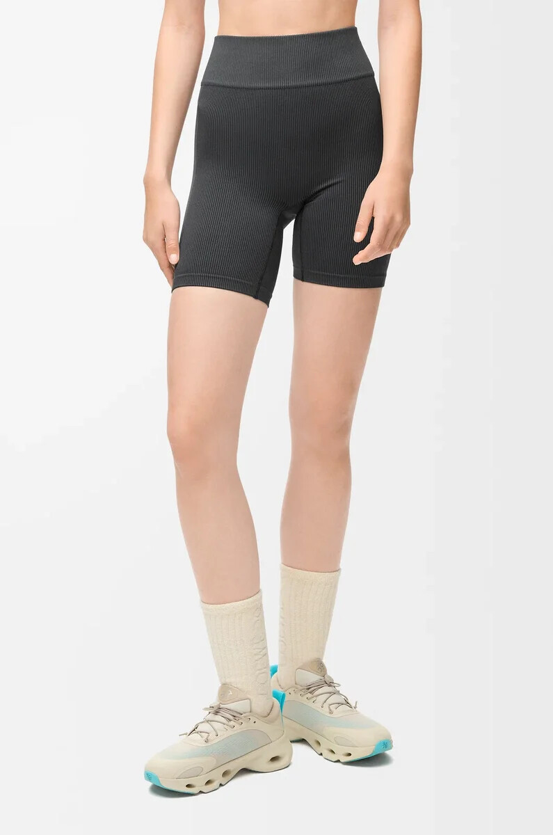 pantalón corto sin costuras en tejido técnico negro
