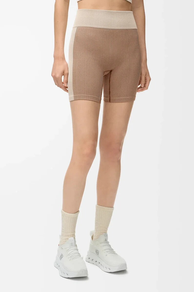 pantalón corto sin costuras en jersey técnico color marfil