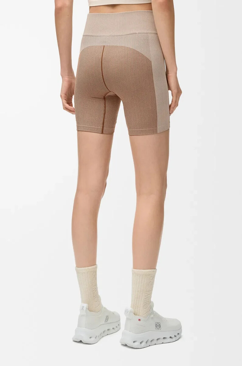 pantalón corto sin costuras en jersey técnico color marfil