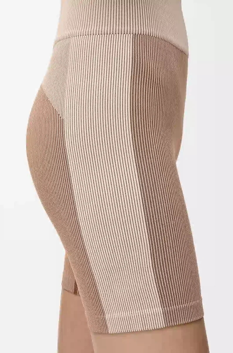 pantalón corto sin costuras en jersey técnico color marfil