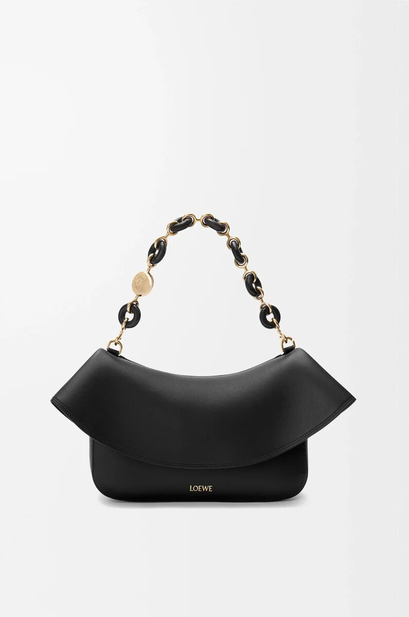 bolso mediano ola en piel de becerro lisa negro