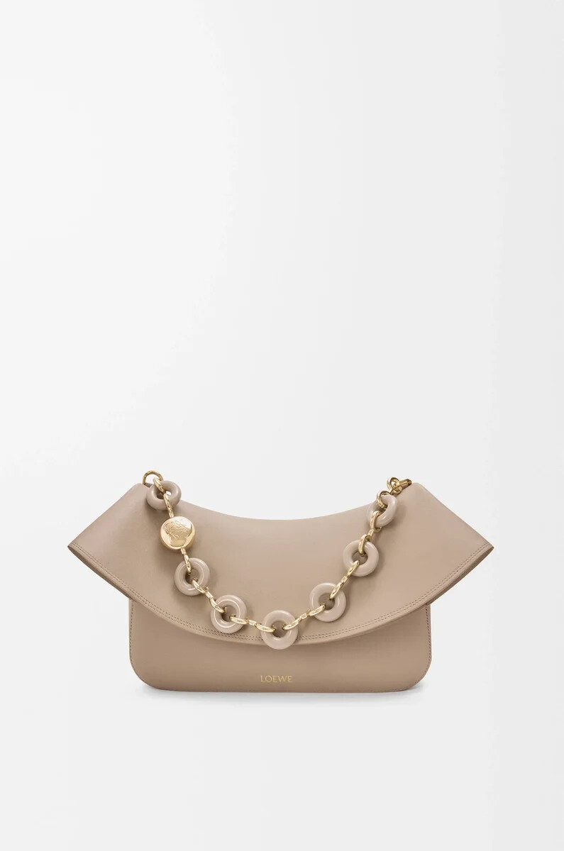 bolso mediano ola en piel de becerro lisa arena