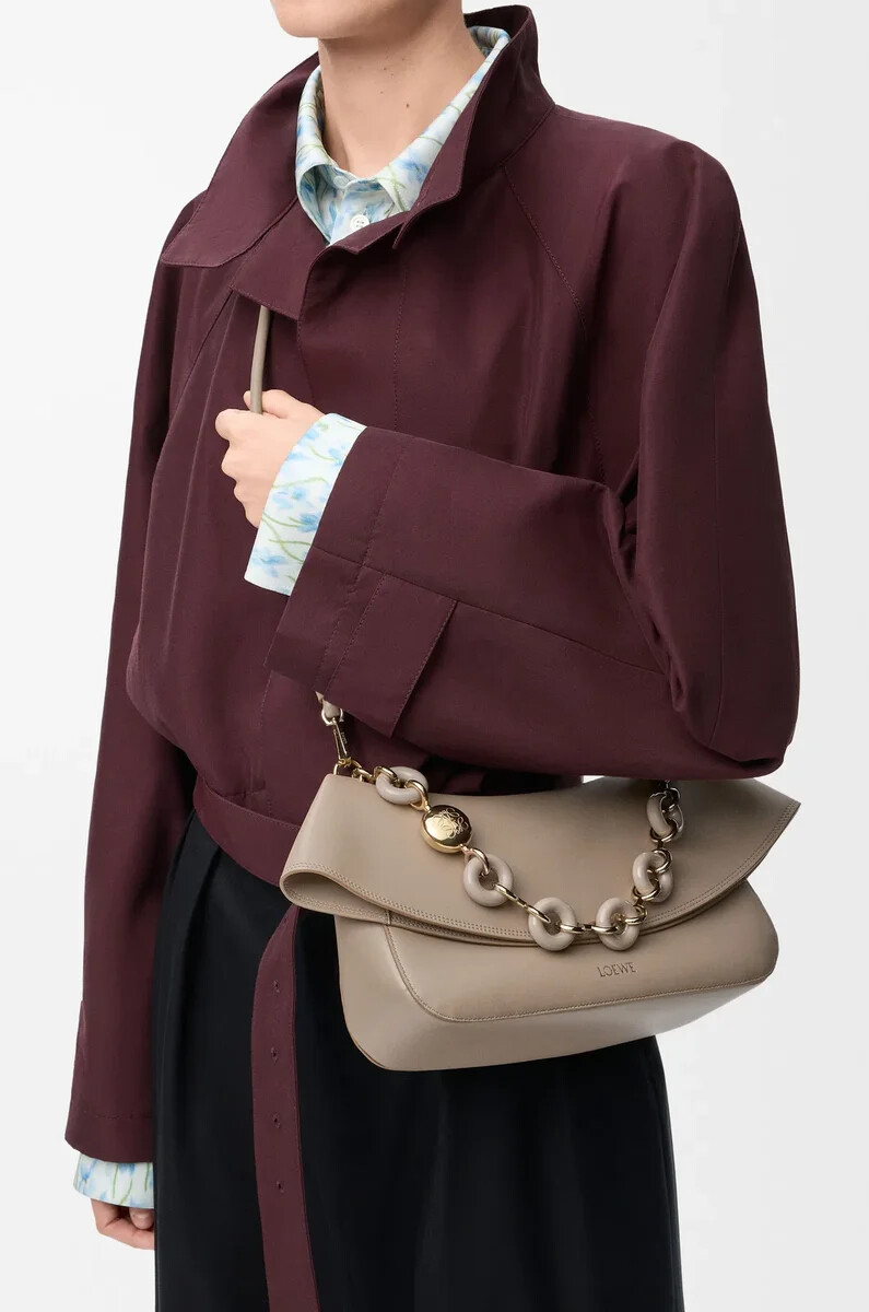bolso mediano ola en piel de becerro lisa arena