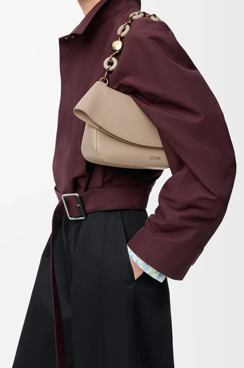 bolso mediano ola en piel de becerro lisa arena