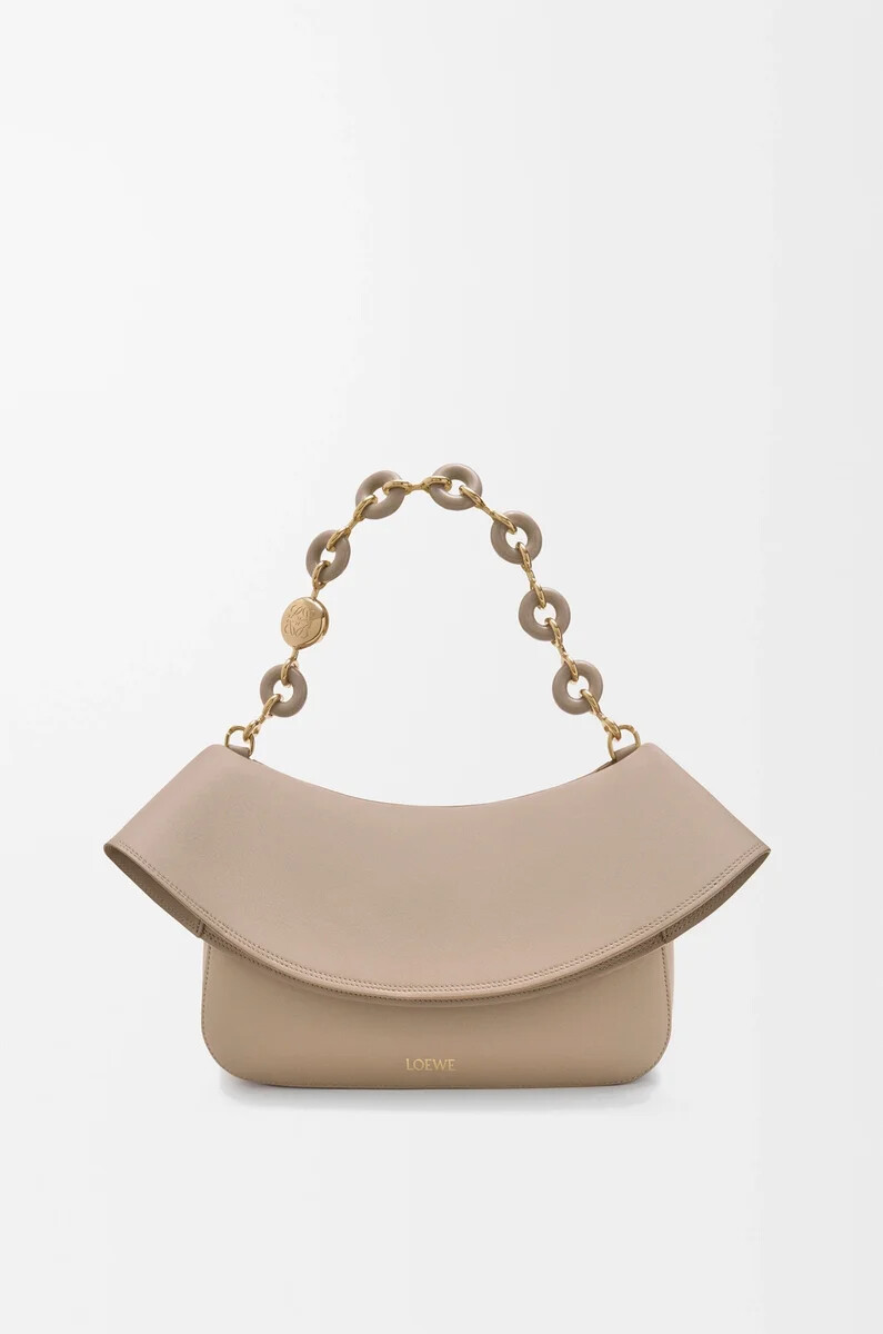 bolso mediano ola en piel de becerro lisa arena