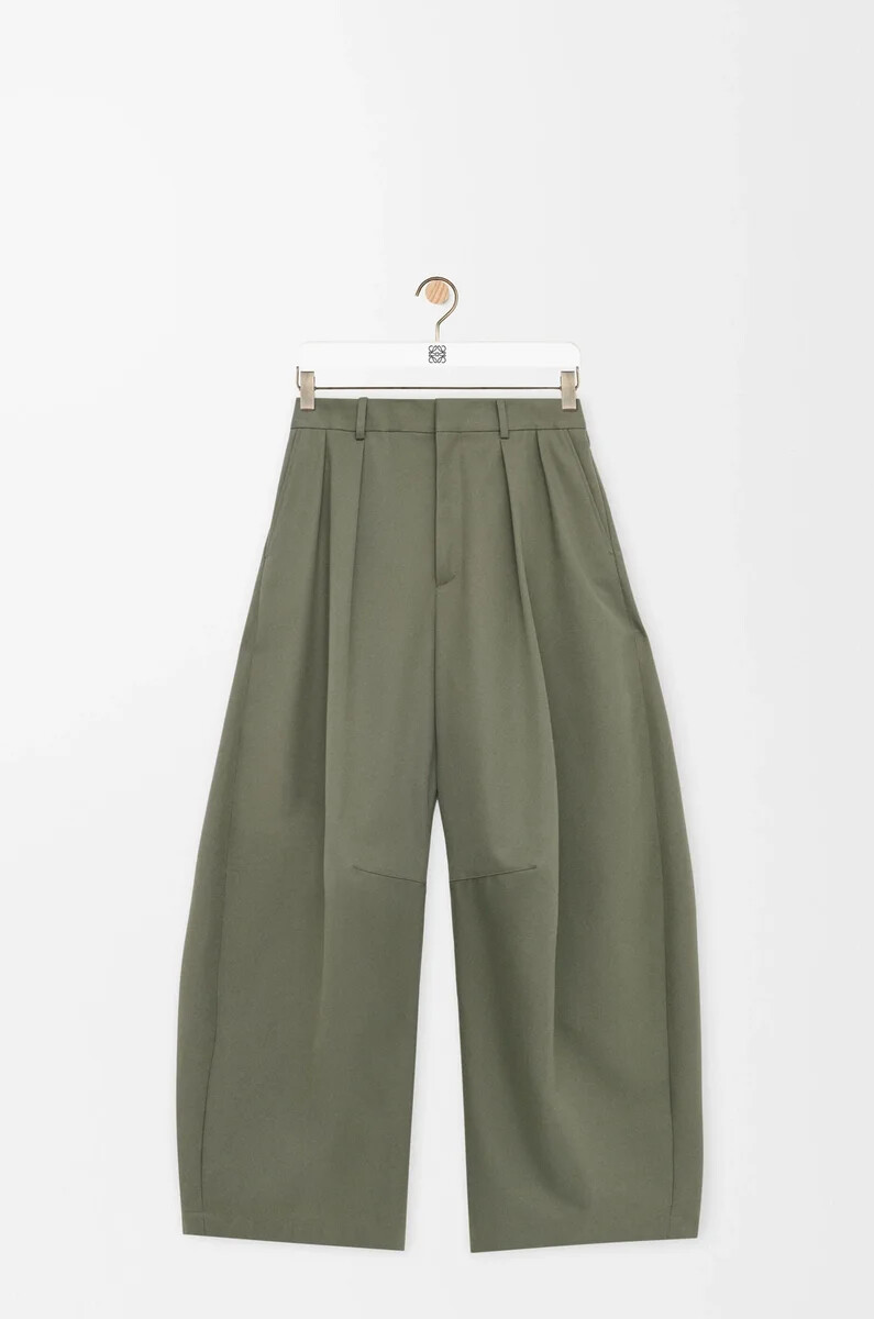 pantalón barril en algodón y seda verde caqui