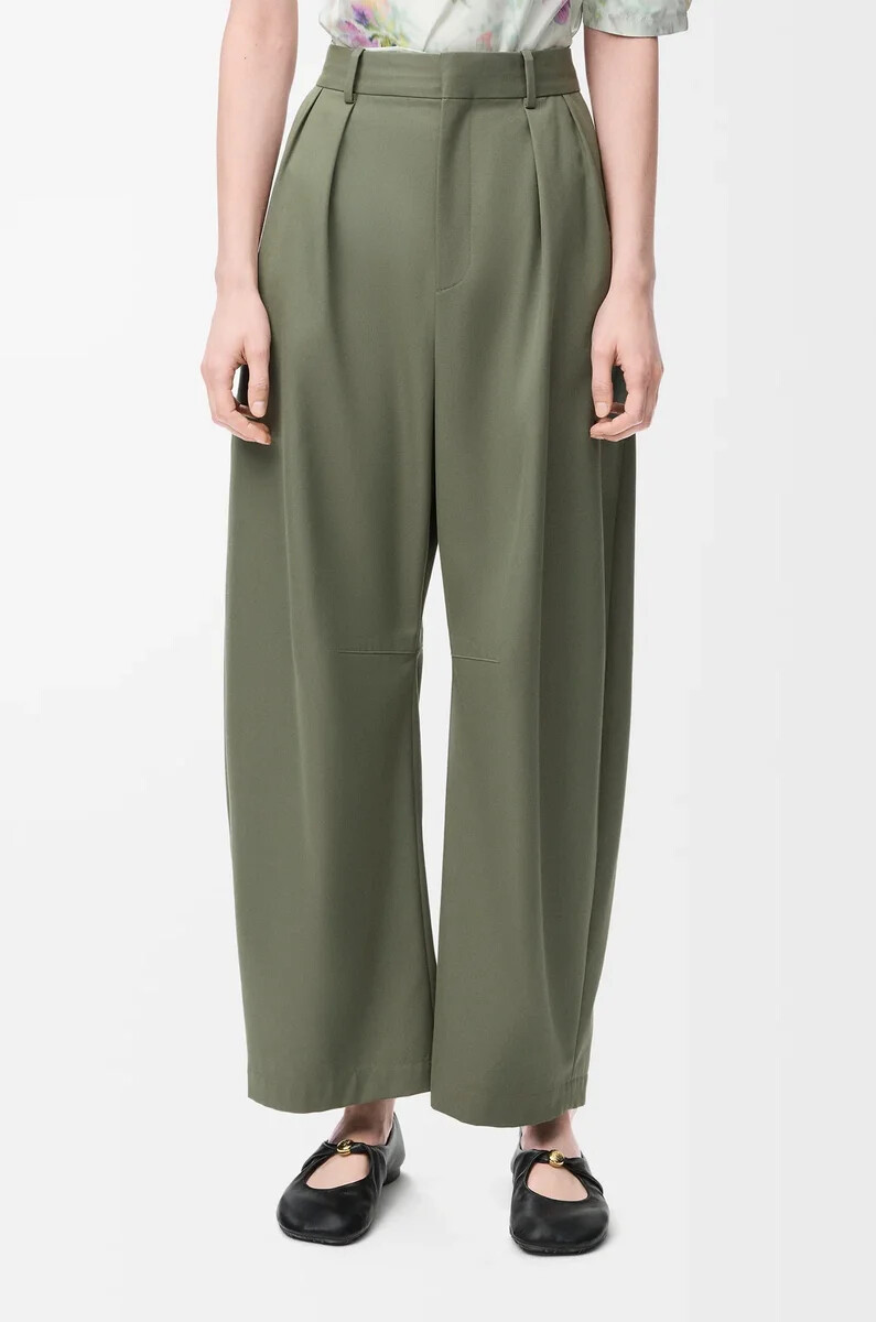 pantalón barril en algodón y seda verde caqui