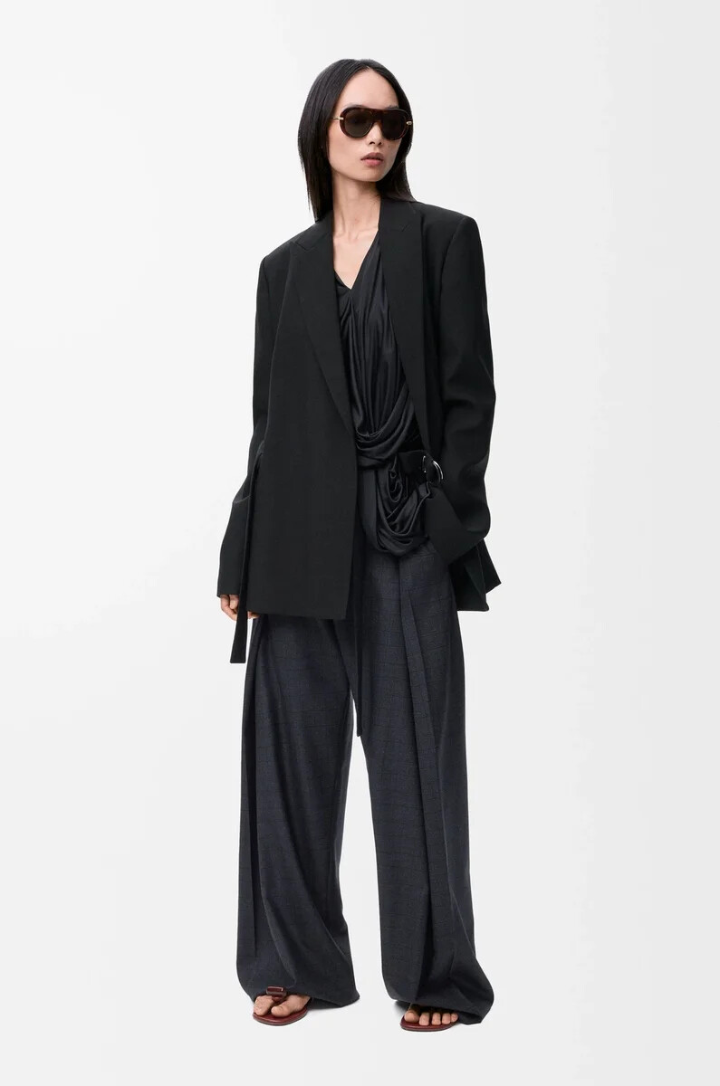 pantalón con cinturón de lana gris oscuro