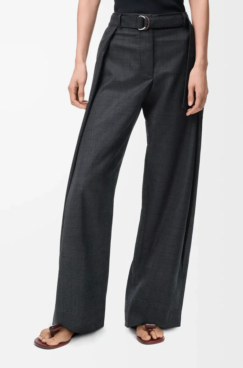 pantalón con cinturón de lana gris oscuro
