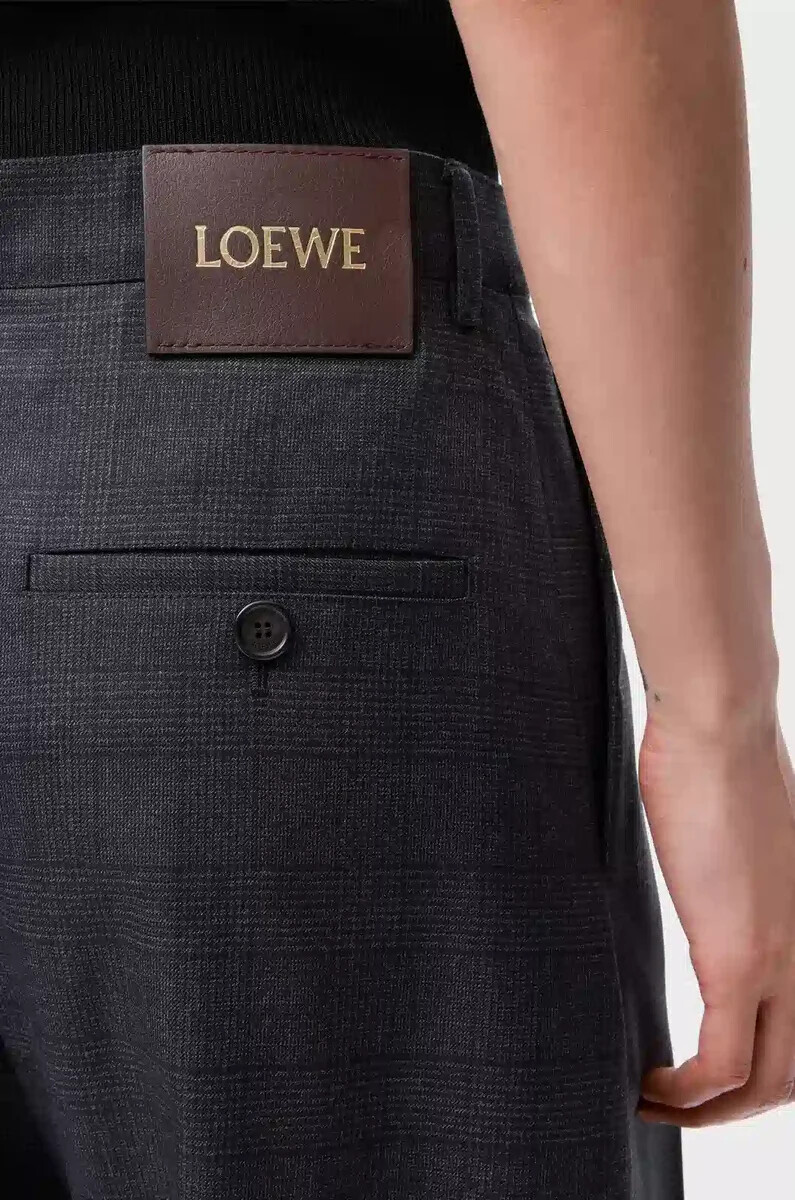 pantalón con cinturón de lana gris oscuro