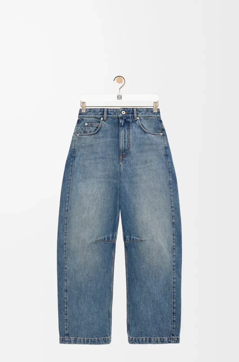 vaqueros de barril con anagrama en denim lavado