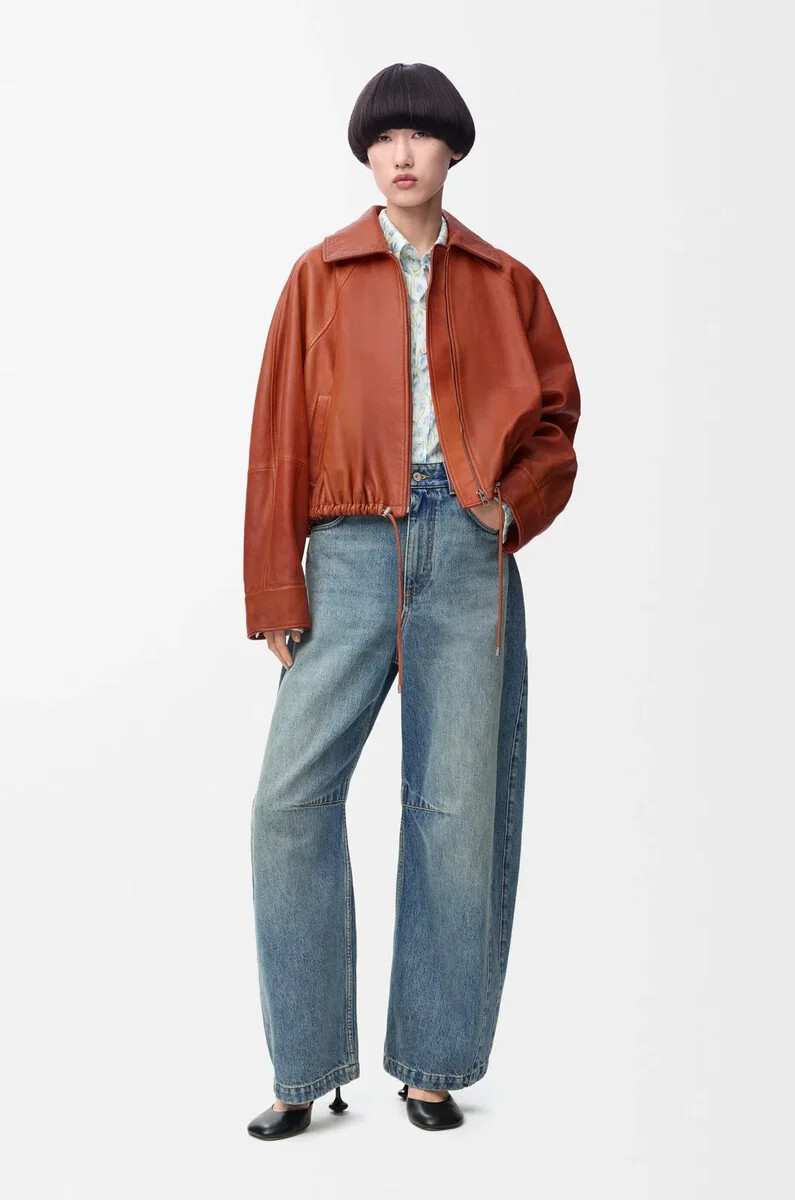 vaqueros de barril con anagrama en denim lavado