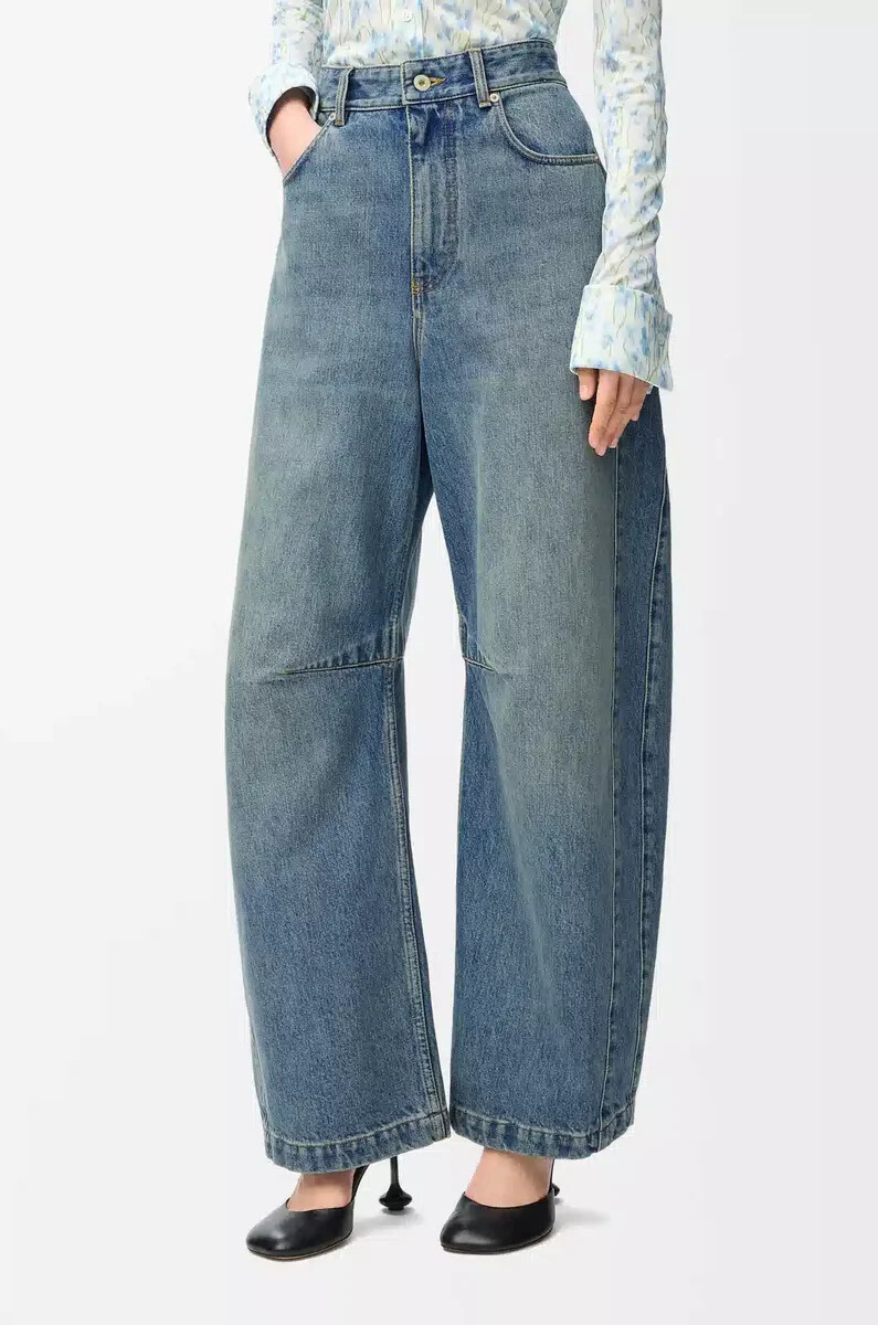 vaqueros de barril con anagrama en denim lavado