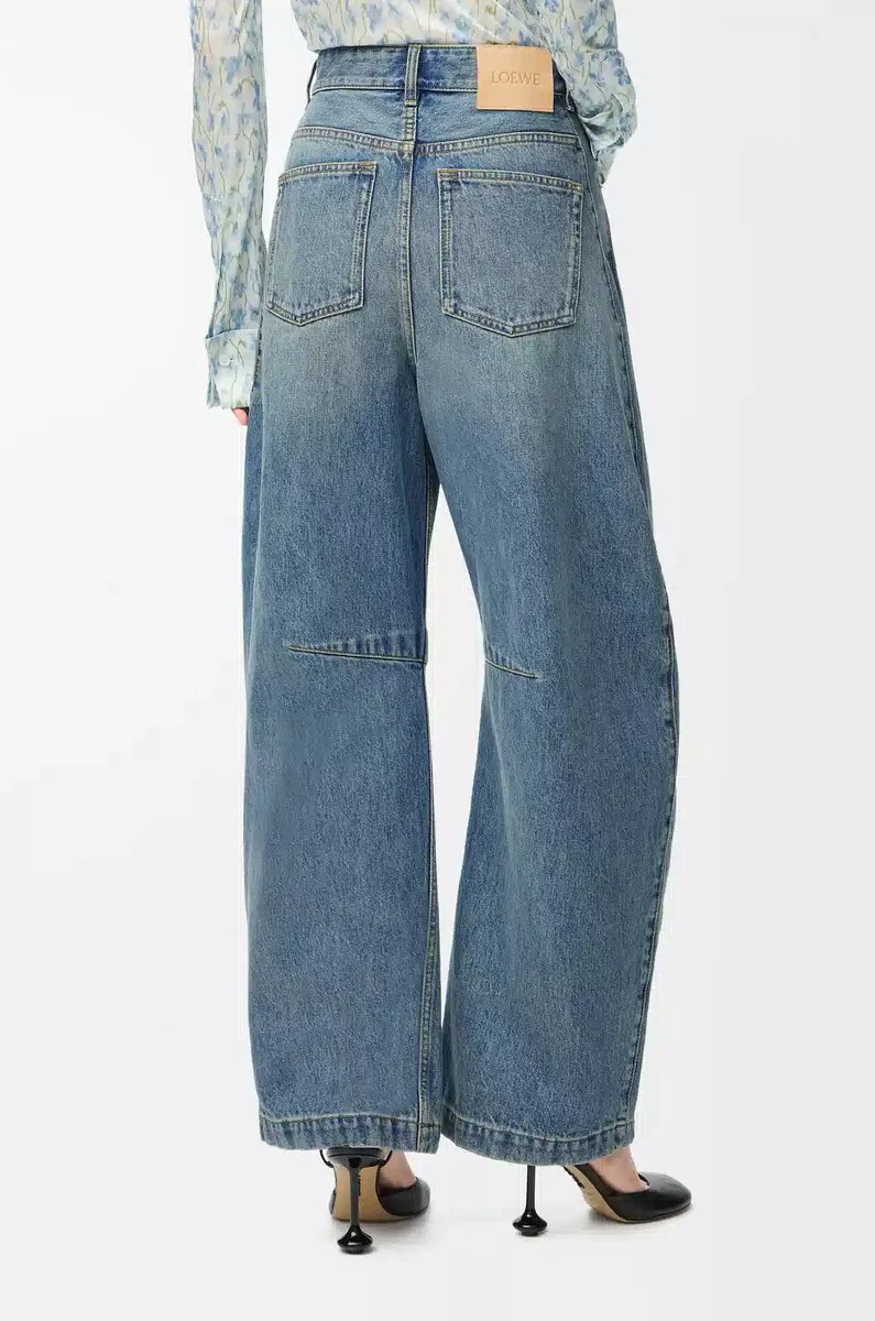 vaqueros de barril con anagrama en denim lavado