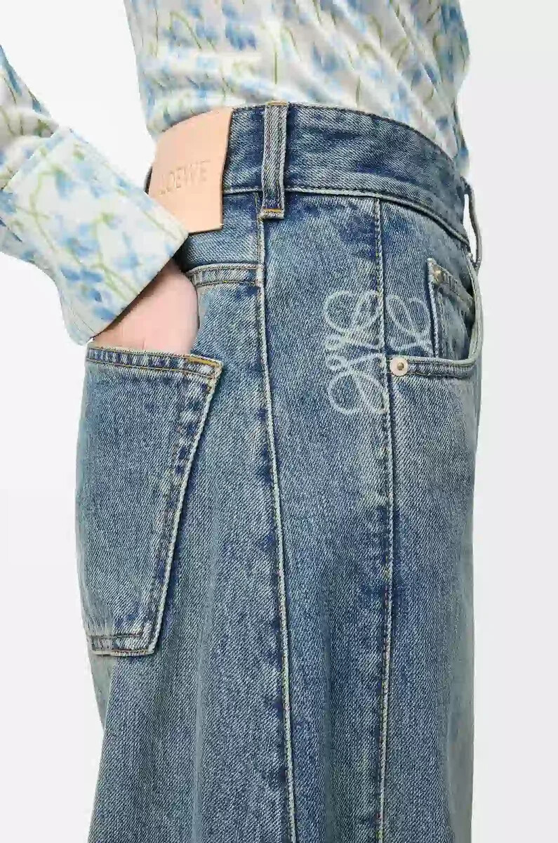vaqueros de barril con anagrama en denim lavado
