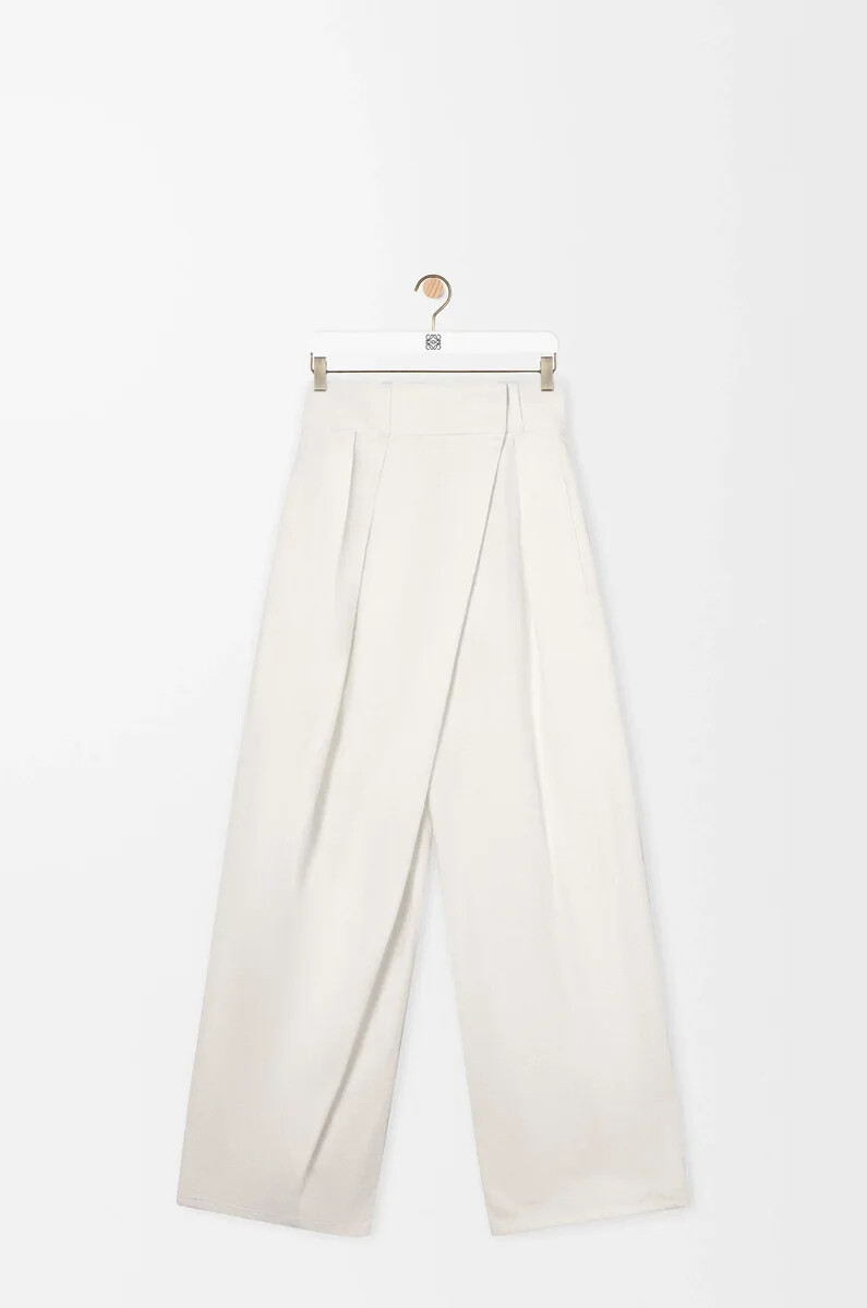 vaqueros cruzados en denim blanco