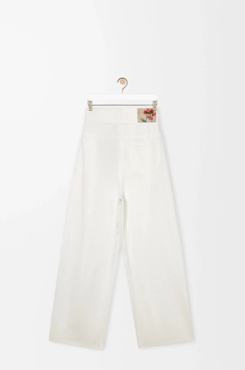 vaqueros cruzados en denim blanco