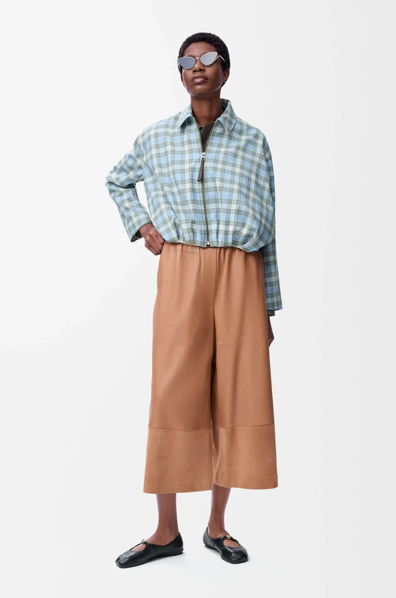 pantalón cropped en napa de cordero y ante de cabra toffee