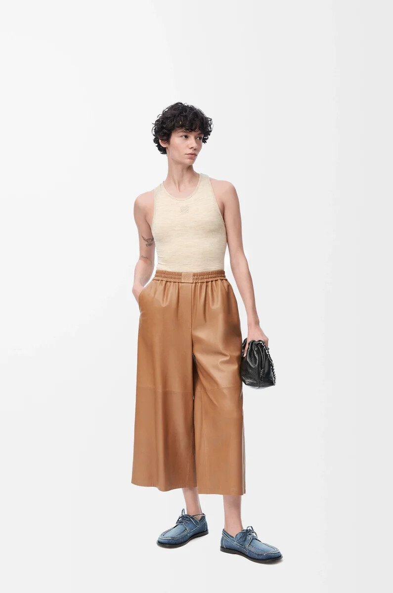 pantalón cropped en napa de cordero color toffee
