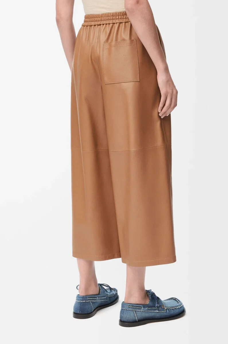 pantalón cropped en napa de cordero color toffee