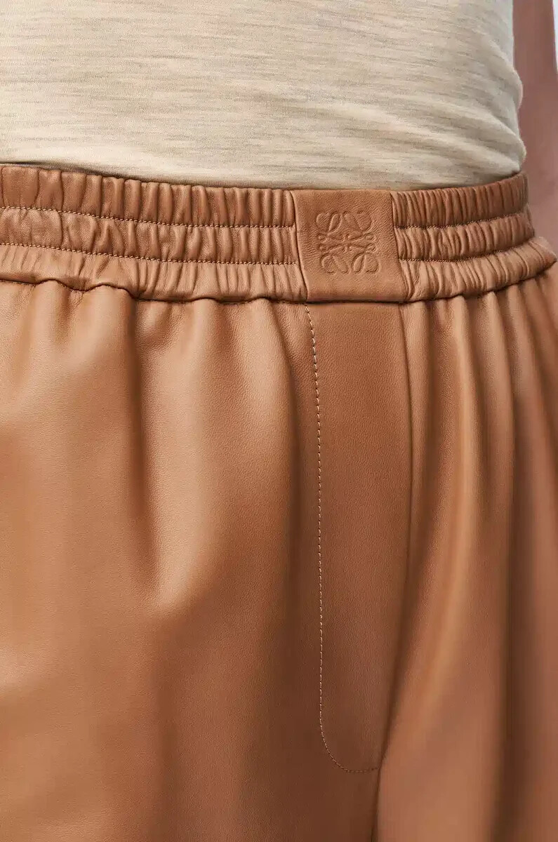 pantalón cropped en napa de cordero color toffee