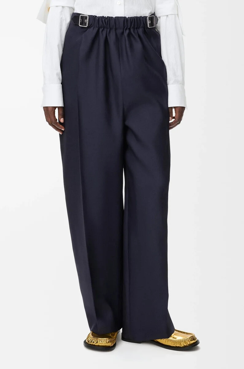 pantalón con cinturón en lana y seda azul marino