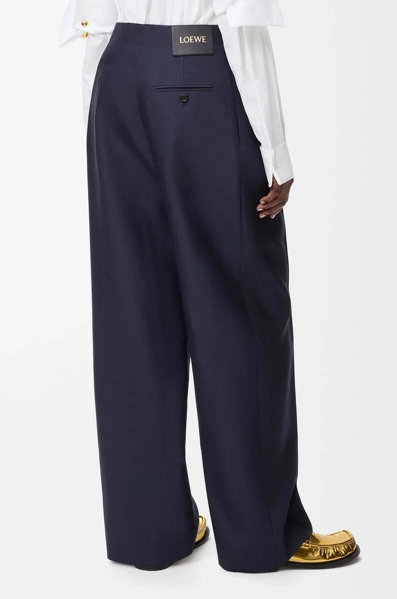pantalón con cinturón en lana y seda azul marino