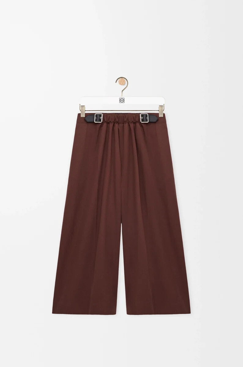 pantalón cropped con cinturón en algodón y seda café